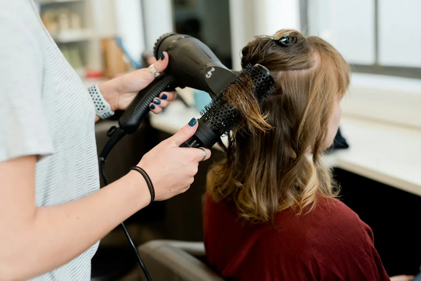 Brushing à la brosse ronde et au sèche-cheveux sur cheveux mi-longs