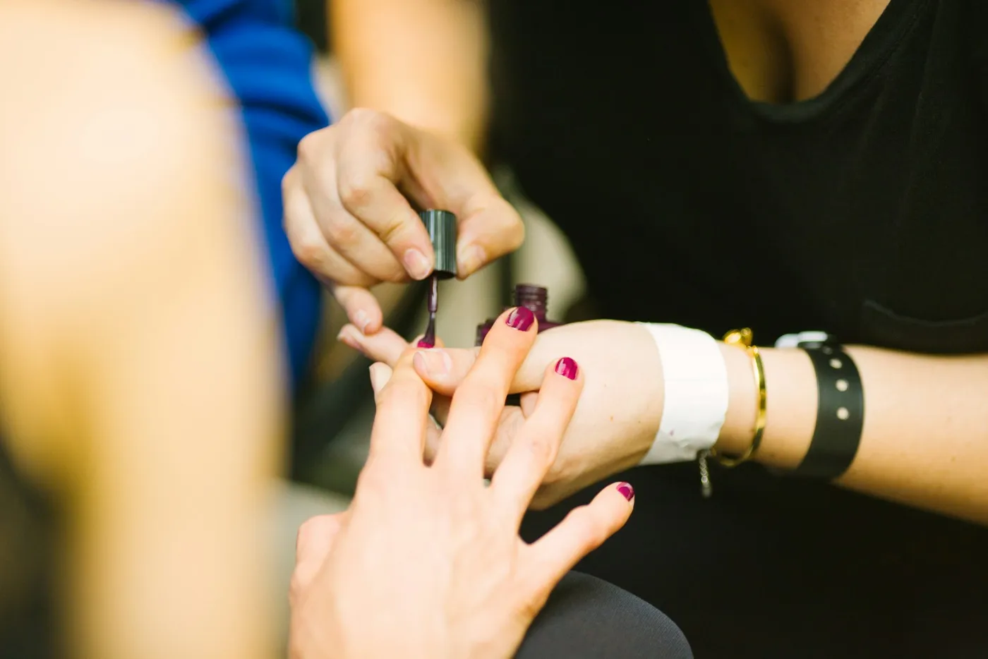 Pose d'un vernis classique pendant une manucure